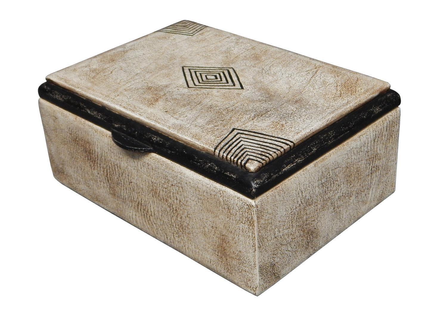 leather box  with a tribal shipibo desing on top of the box
